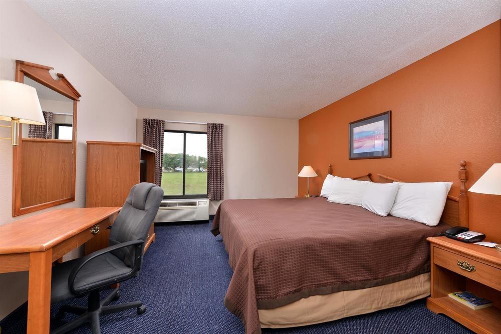 Red Roof Inn & Suites Austin East - Manor Exterior foto
